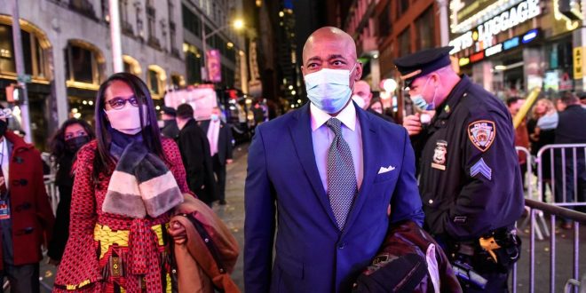 Walikota Baru yang Sibuk Bersumpah New York Tidak Akan 'Dikendalikan oleh Krisis'