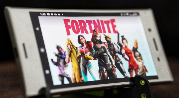 Mana yang lebih baik untuk bermain game