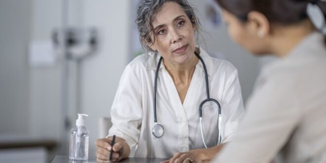 3 tips untuk menemukan penyedia layanan kesehatan yang berspesialisasi dalam menopause