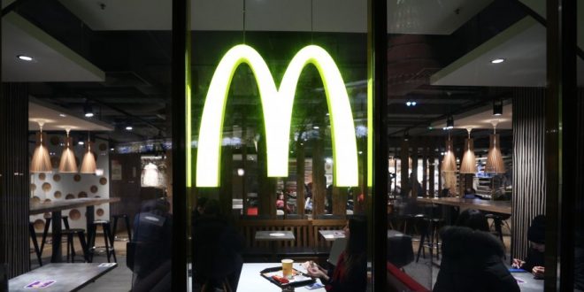 Karyawan MacDonald Melompat Melalui Jendela dan Menyelamatkan Pelanggan.  Inilah Yang Dapat Dipelajari Setiap Pemimpin