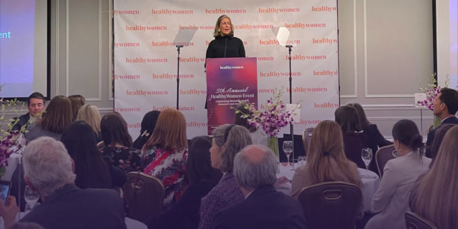 Beth Battaglino berbicara di Acara Kesehatan Wanita Tahunan ke-5, Maret 2022