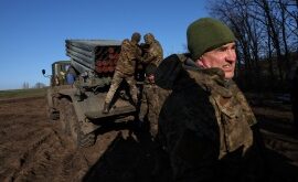 Bagaimana membantu Ukraina menang di dalam dan di luar medan perang