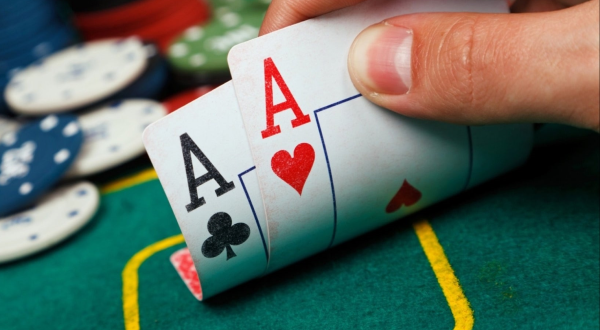 Cara Menggunakan Strategi Menggertak dan Menilai Poker untuk Menang Online
