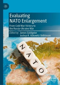 Sampul buku: "Menilai pertumbuhan NATO"