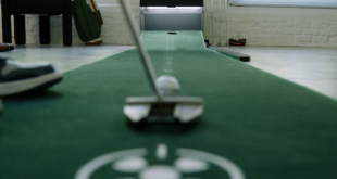 PUTTR – Smart Puting Green Mat portabel bertenaga AI